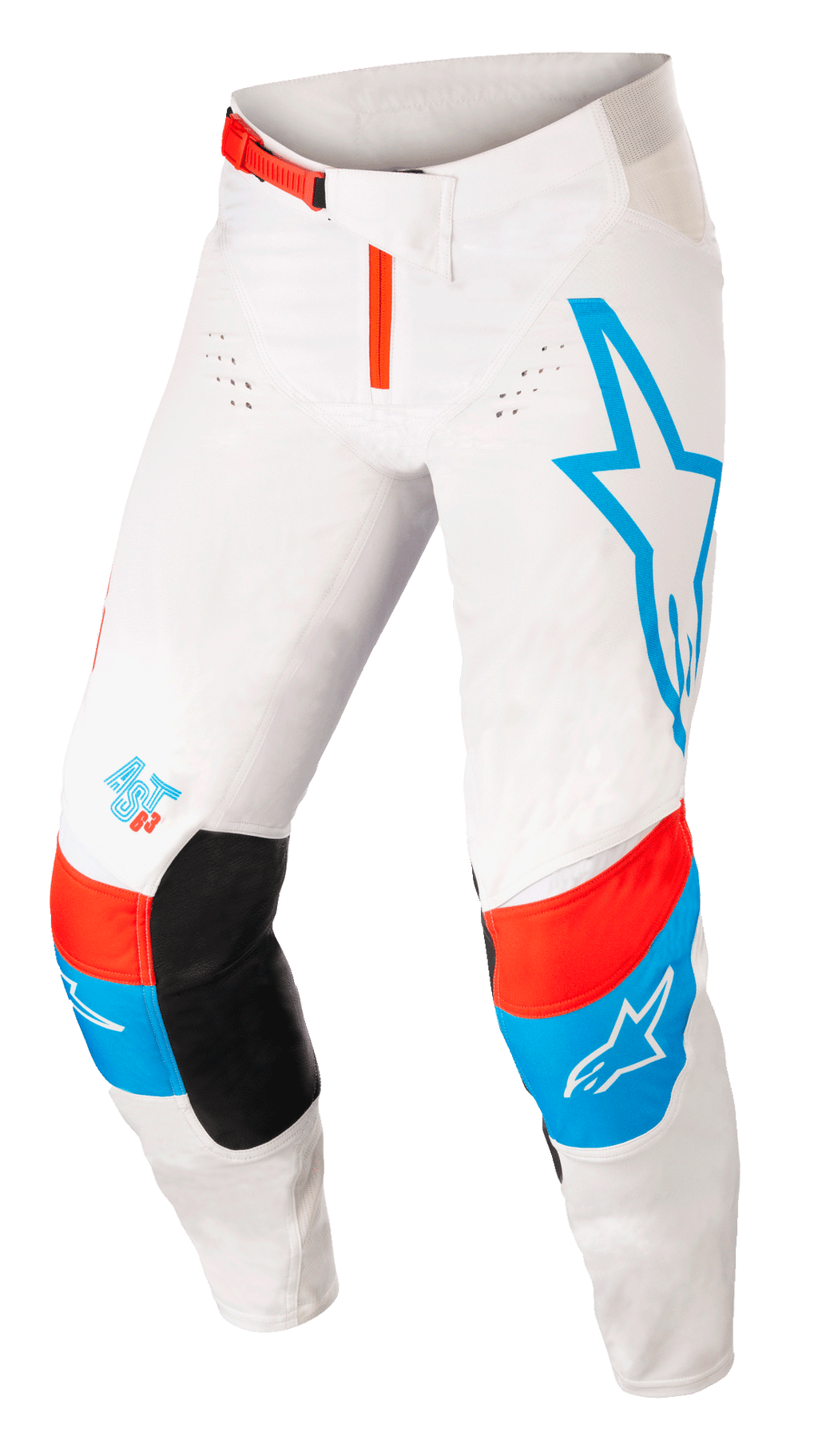 Alpinestars Techstar Quadro Pants, pantalones de motocross, color blanco roto con detalles en azul y rojo neón brillante, gran logo de estrella azul en la pierna izquierda, logo AST 63 en la pierna derecha, parches negros en el interior de la rodilla, hebilla roja en la cintura y zonas de ventilación perforadas para rendimiento off-road