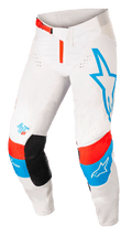 Alpinestars Techstar Quadro Pants, pantalones de motocross, color blanco roto con detalles en azul y rojo neón brillante, gran logo de estrella azul en la pierna izquierda, logo AST 63 en la pierna derecha, parches negros en el interior de la rodilla, hebilla roja en la cintura y zonas de ventilación perforadas para rendimiento off-road