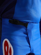 Alpinestars 2026 Fluid Grid Pants, pantalones de motocross, azul y rojo, vista de primer plano del sistema de cierre de trinquete negro en la cintura, polifabric azul duradero con detalle de logotipo en rojo y blanco, diseñado para el rendimiento off-road