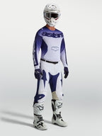 Alpinestars Racer Air Amber, pantalones de motocross azules y blancos, con paneles ventilados, modelo con equipo completo