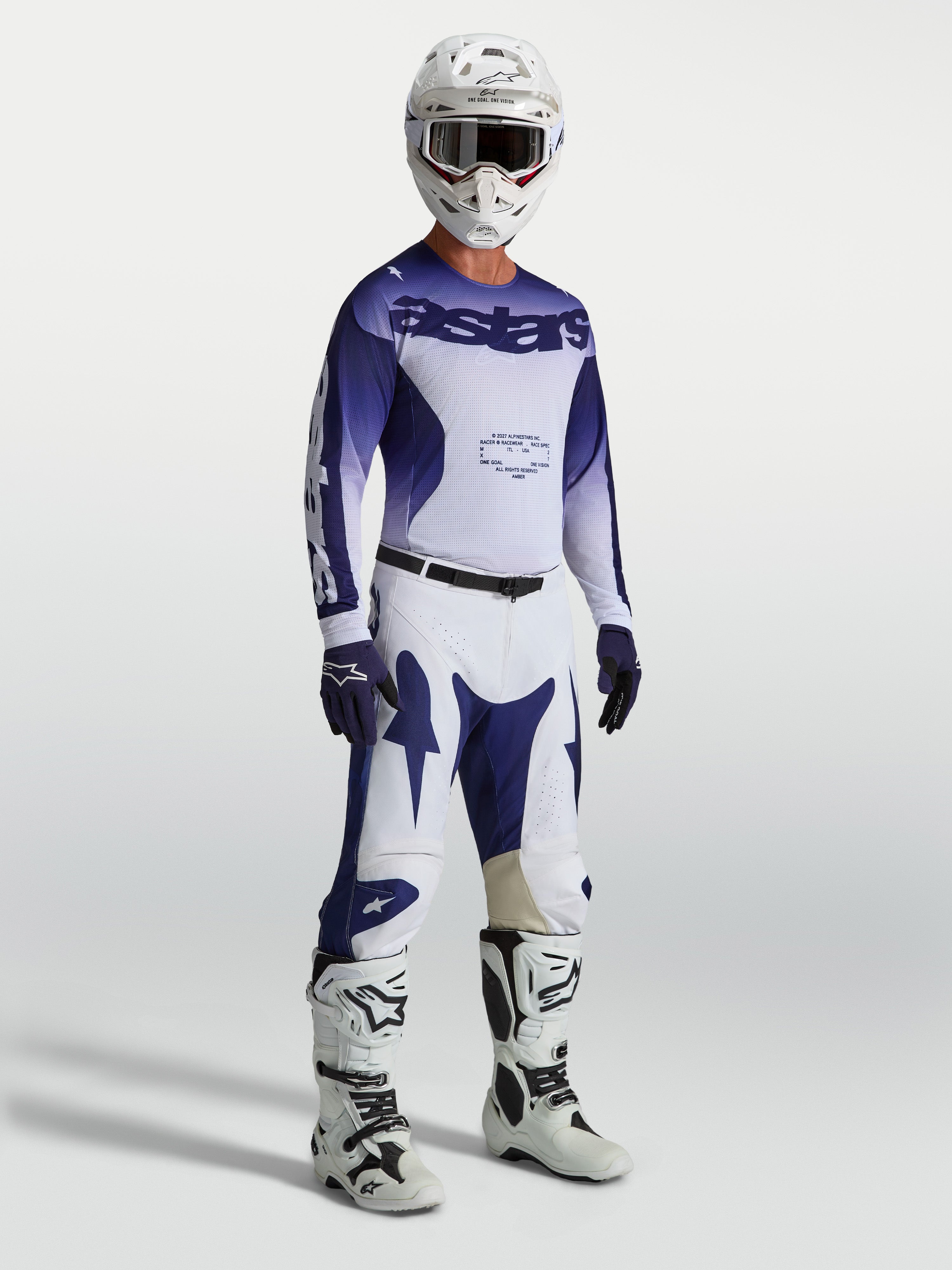 Alpinestars Racer Air Amber, pantalones de motocross azules y blancos, con paneles ventilados, modelo con equipo completo