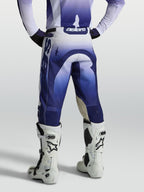 Alpinestars Racer Air Amber, pantalones de motocross para hombre, azules y blancos, vista trasera, ajuste de carrera precurvado con polifabricado ventilado y duradero