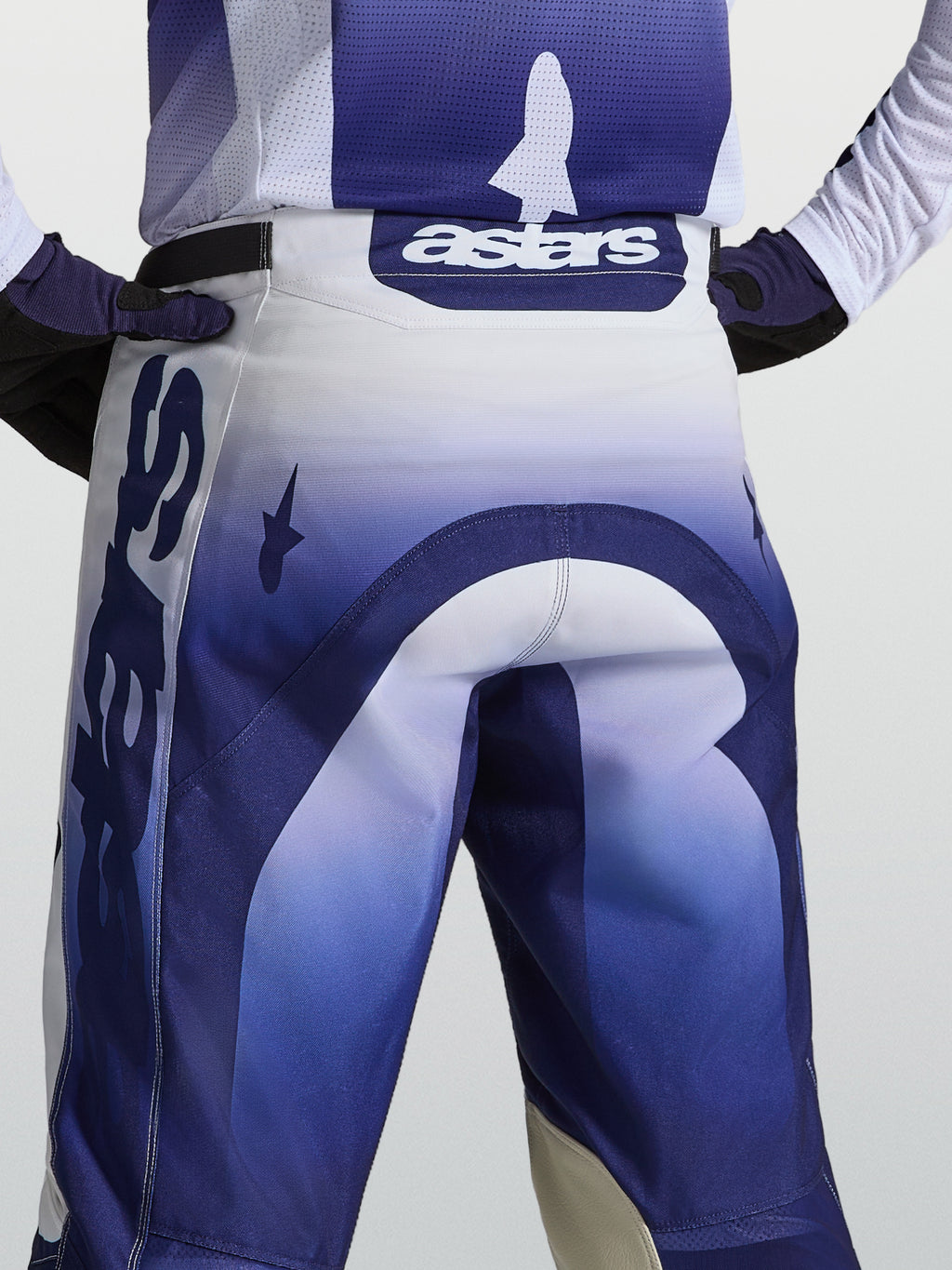 Alpinestars Racer Air Amber, pantalones de motocross, vista trasera, azules y blancos, logotipo astars en la cintura.