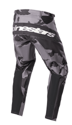 Alpinestars 2023 Racer Tactical Pants, pantalones de motocross, camuflaje Iron Camo en gris y negro, vista trasera con el logotipo de Alpinestars en blanco en el asiento, paneles reforzados negros y zonas elásticas técnicas para conducción fuera de carretera.