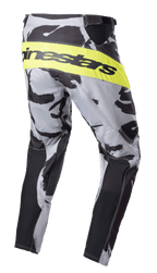 Alpinestars 2023 Racer Tactical Pants, pantalones de motocross, camuflaje gris y amarillo flúor, vista lateral trasera con una banda amarillo flúor brillante y marca Alpinestars en negro, patrón de camuflaje con paneles negros en el interior de la pierna, equipo de alto rendimiento para off-road
