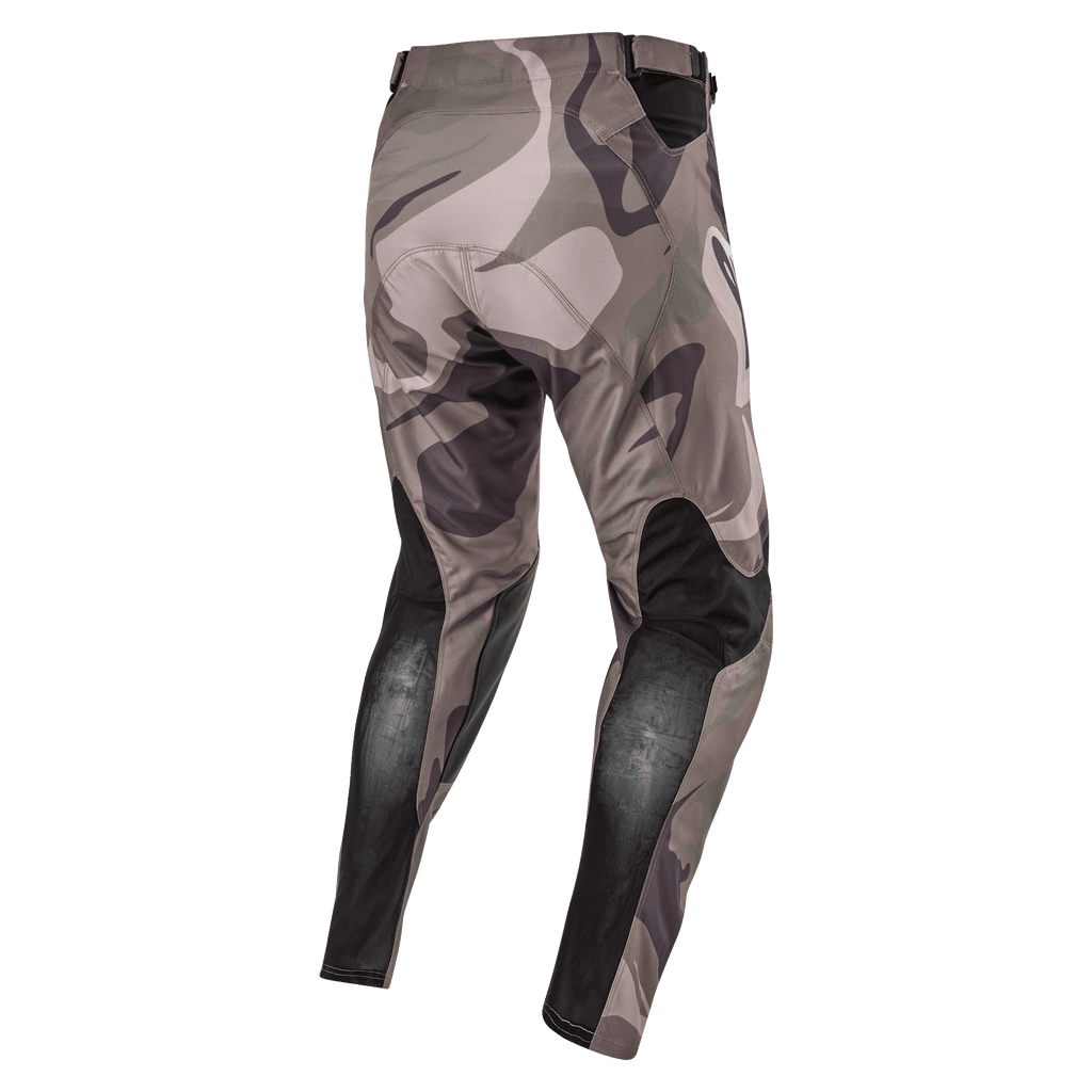 Alpinestars 2024 Racer Tactical Pants, pantalones de motocross, verde militar camuflaje marrón, vista trasera que muestra paneles elásticos negros transpirables en la parte inferior de las piernas y diseño de camuflaje, textil duradero para carreras fuera de carretera