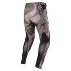 Alpinestars 2024 Racer Tactical Pants, pantalones de motocross, verde militar camuflaje marrón, vista trasera que muestra paneles elásticos negros transpirables en la parte inferior de las piernas y diseño de camuflaje, textil duradero para carreras fuera de carretera