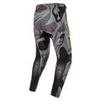 Alpinestars 2024 Racer Tactical Pants, pantalones de motocross, Cast Gray Camo Magnet, vista trasera que muestra el patrón de camuflaje gris con paneles reforzados negros, detalle del logo en amarillo en la cadera, material técnico rip-stop para carreras off-road