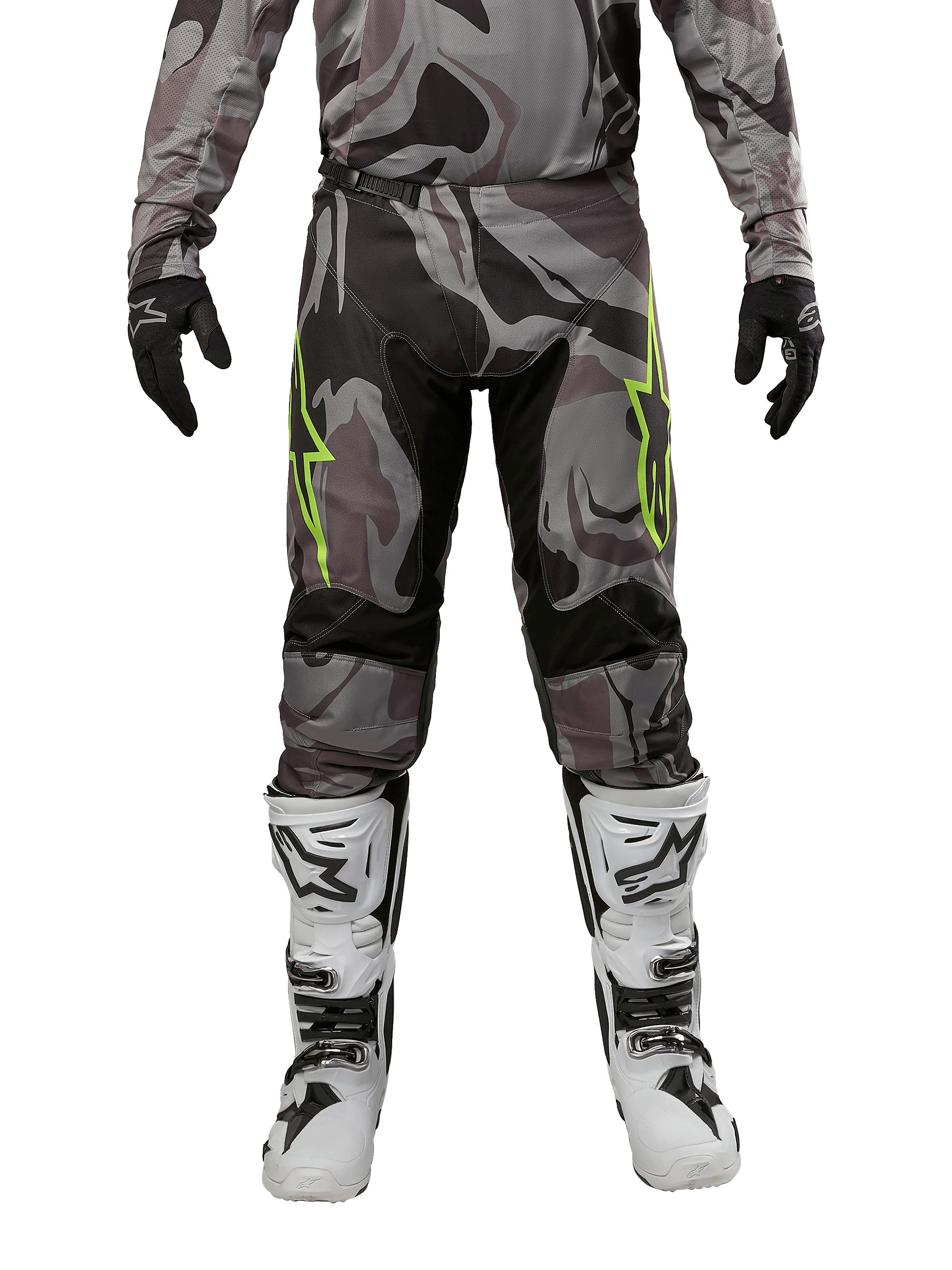 Alpinestars 2024 Racer Tactical Pants, pantalones de motocross, Cast Gray Camo Magnet, combinados con jersey de camuflaje a juego, guantes negros y botas blancas y negras, con logos de estrella verde lima en los muslos y paneles elásticos negros, vista frontal de equipamiento para conducción off-road