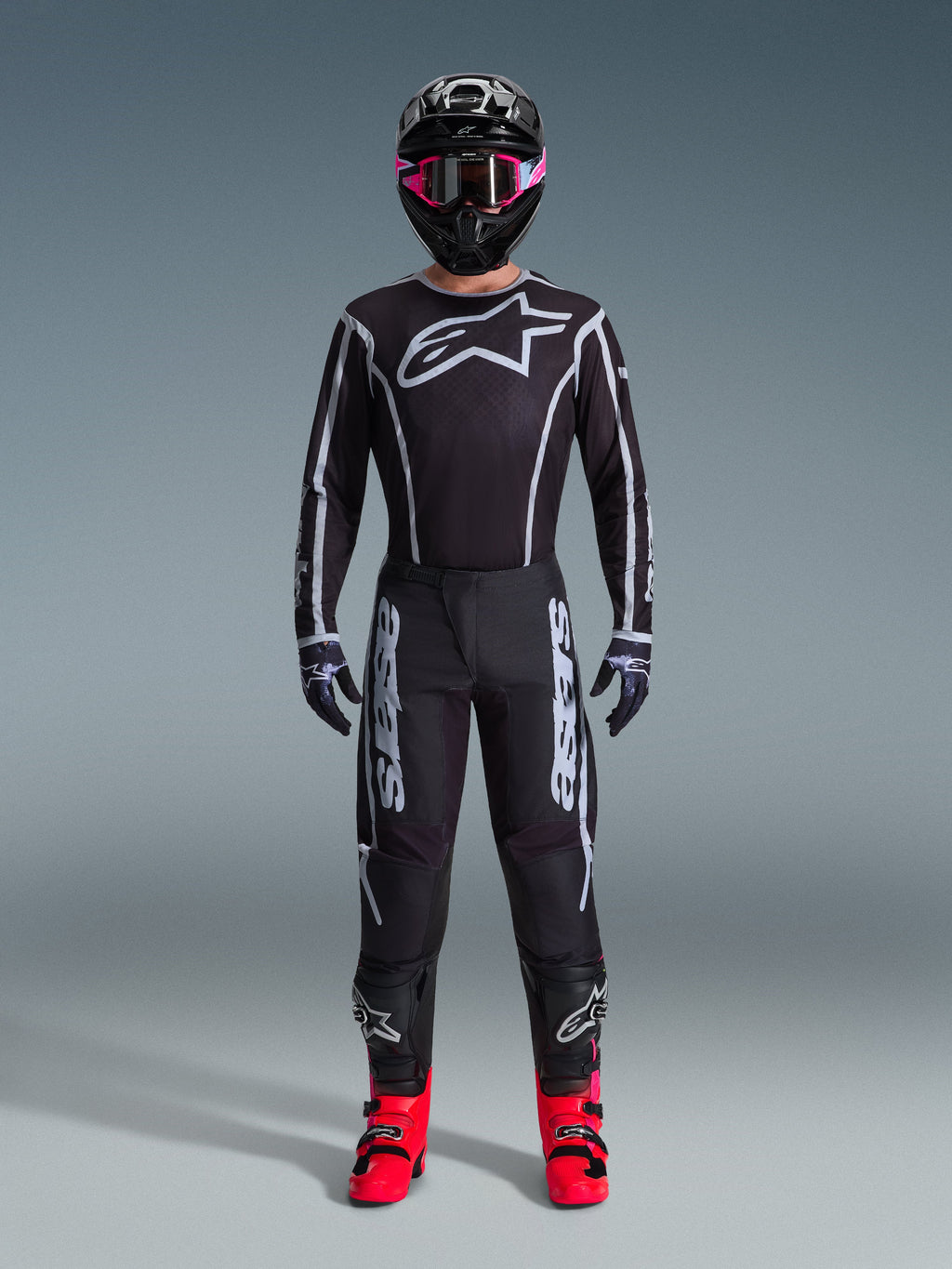 Alpinestars 2026 Fluid Apex Gear Set, conjunto de equipo de motocross, negro con detalles en gris, jersey con un gran logotipo blanco de Astars, pantalones a juego con marca llamativa, casco negro con gafas rosas y botas de color rojo brillante, kit completo de carreras off-road