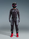 Alpinestars 2026 Fluid Apex Gear Set, conjunto de equipo de motocross, negro con detalles en gris, jersey con un gran logotipo blanco de Astars, pantalones a juego con marca llamativa, casco negro con gafas rosas y botas de color rojo brillante, kit completo de carreras off-road
