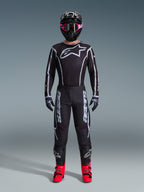 Alpinestars 2026 Fluid Apex Gear Set, conjunto de equipo de motocross, negro con detalles en gris, jersey con un gran logotipo blanco de Astars, pantalones a juego con marca llamativa, casco negro con gafas rosas y botas de color rojo brillante, kit completo de carreras off-road