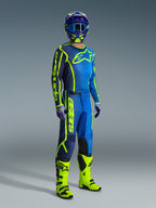 Piloto de motocross vistiendo los pantalones Alpinestars 2026 Fluid Apex en azul y amarillo flúor, combinados con jersey a juego, casco azul y amarillo y botas amarillas vibrantes, conjunto de equipamiento profesional para motocross.