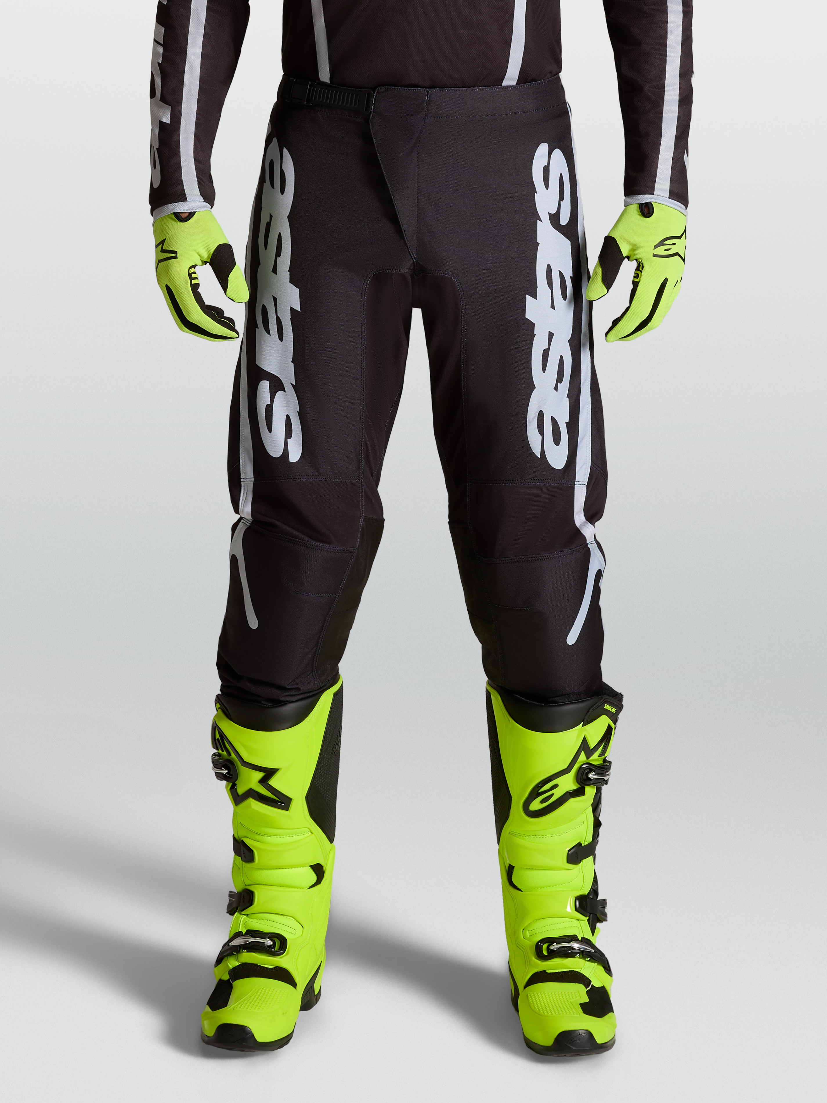 Alpinestars pantalones de motocross Fluid Apex V2 2027 para hombre, negros y plateados, con paneles elásticos en modelo.