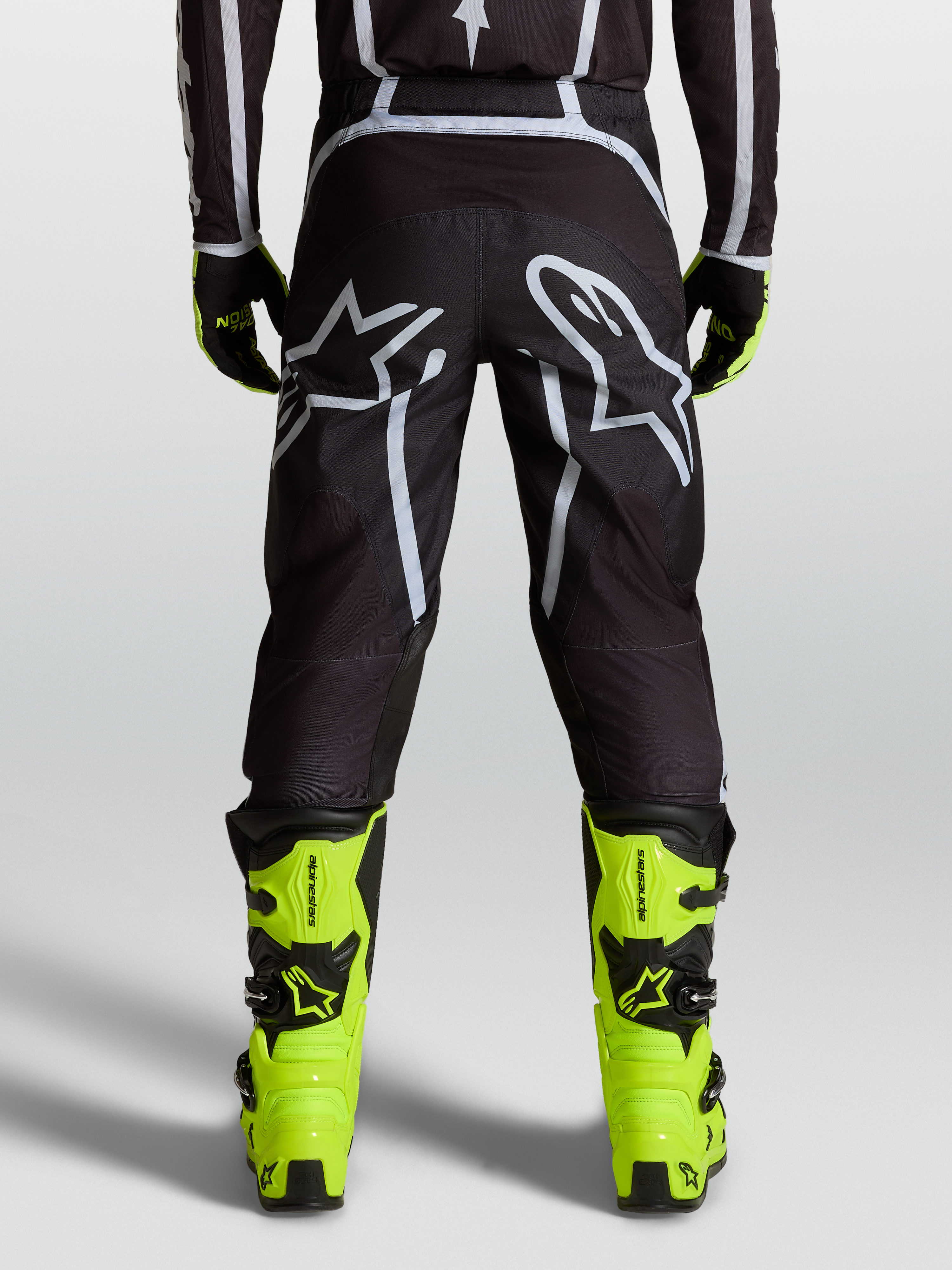 Alpinestars Pantalones Fluid Apex V2, pantalones de motocross para hombre, negros y plateados, ajuste ergonómico precurvado, diseño off-road de alto rendimiento