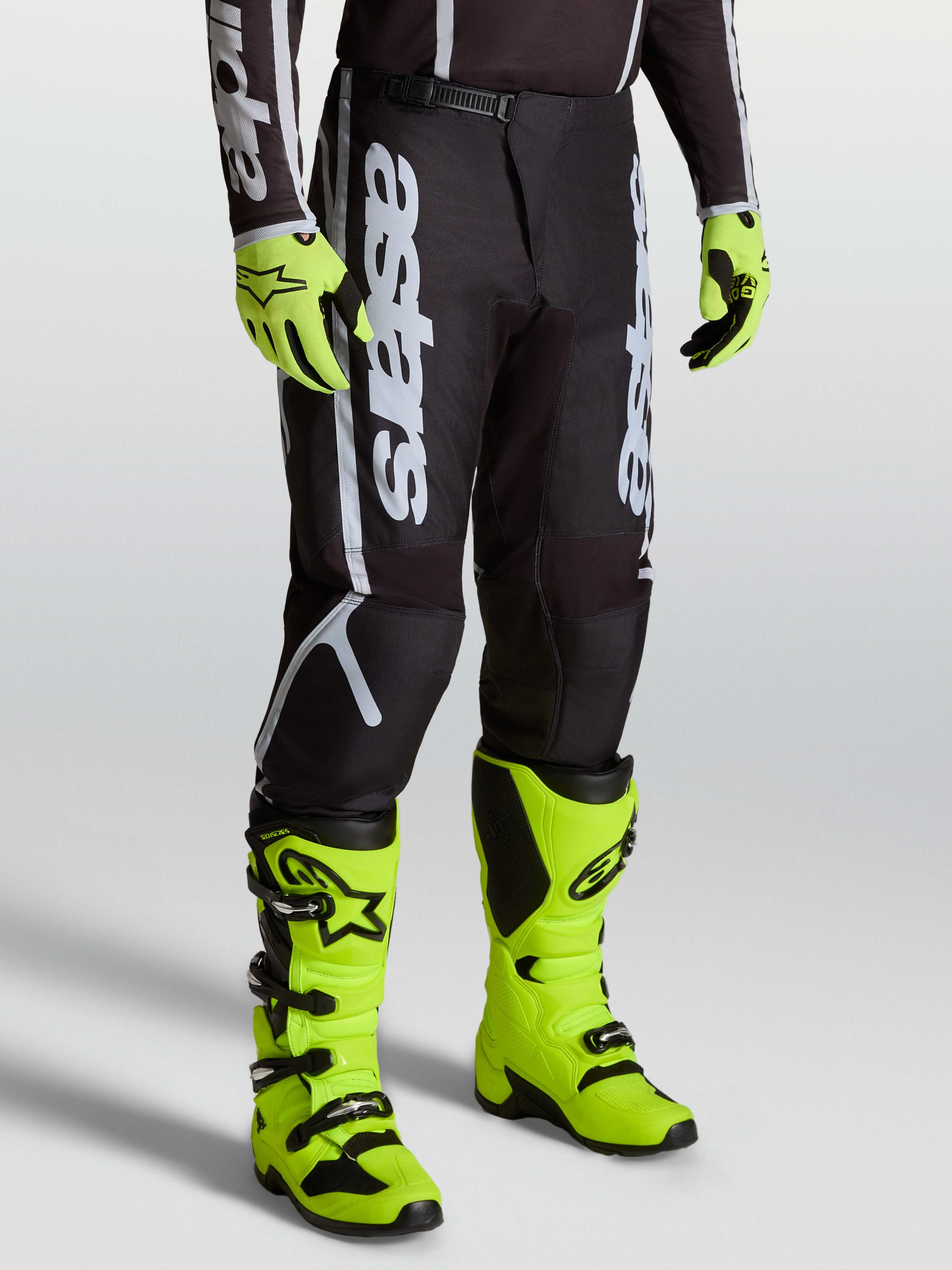 Pantalones Alpinestars Fluid Apex V2, negros y plateados, equipo de motocross para hombre con botas amarillas