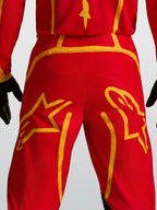 Alpinestars Fluid Apex V2, pantalones de motocross rojos y dorados, con gráficos de estrellas y canesú trasero reforzado