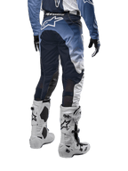 Alpinestars 2024 Racer Hoen Pants, vista trasera de pantalones de motocross para hombre, en blanco, azul marino y azul claro, diseño ergonómico con gran logo en la parte posterior, material duradero con zonas de estiramiento para alto rendimiento.