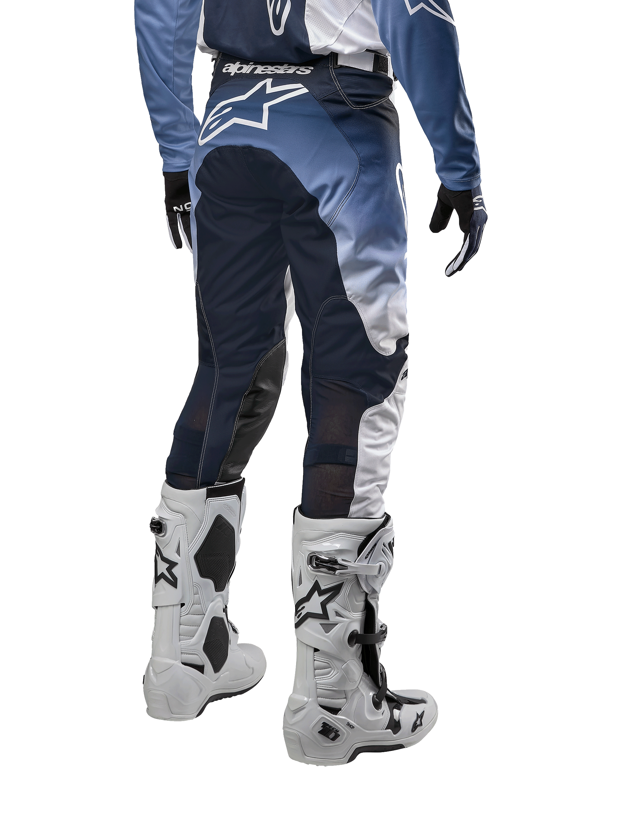 Alpinestars 2024 Racer Hoen Pants, vista trasera de pantalones de motocross para hombre, en blanco, azul marino y azul claro, diseño ergonómico con gran logo en la parte posterior, material duradero con zonas de estiramiento para alto rendimiento.