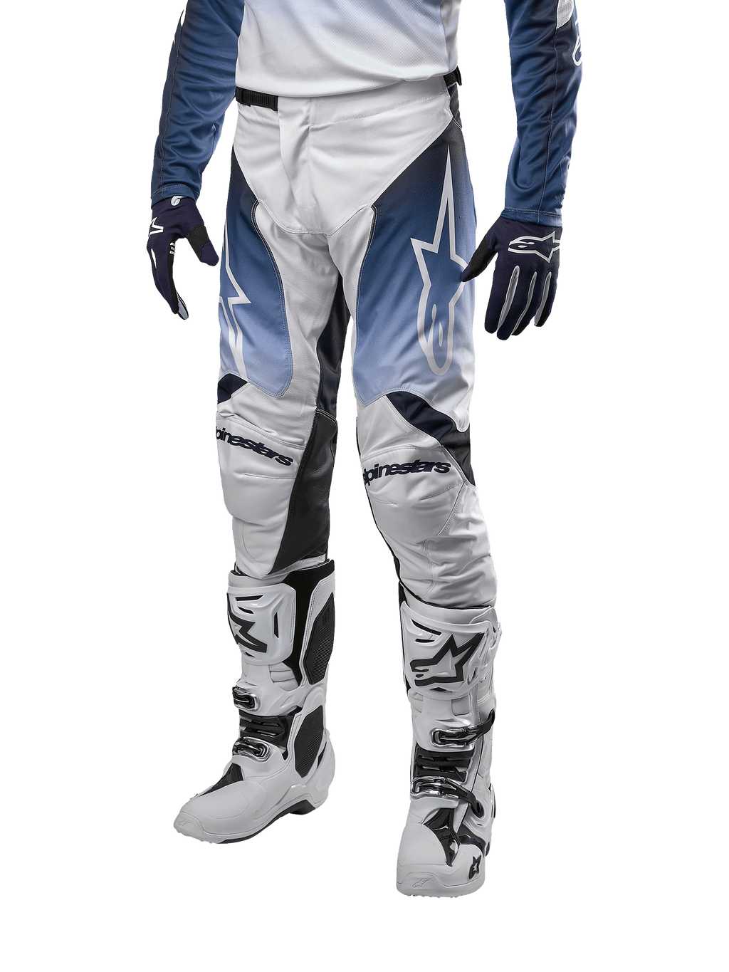 Alpinestars Racer Hoen Pants 2024, pantalones de motocross para hombre, blancos con detalles en azul marino y azul claro, logotipo de Alpinestars en los muslos, mostrados con botas blancas y guantes azul marino, equipamiento de alto rendimiento para todoterreno.