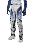 Alpinestars Racer Hoen Pants 2024, pantalones de motocross para hombre, blancos con detalles en azul marino y azul claro, logotipo de Alpinestars en los muslos, mostrados con botas blancas y guantes azul marino, equipamiento de alto rendimiento para todoterreno.