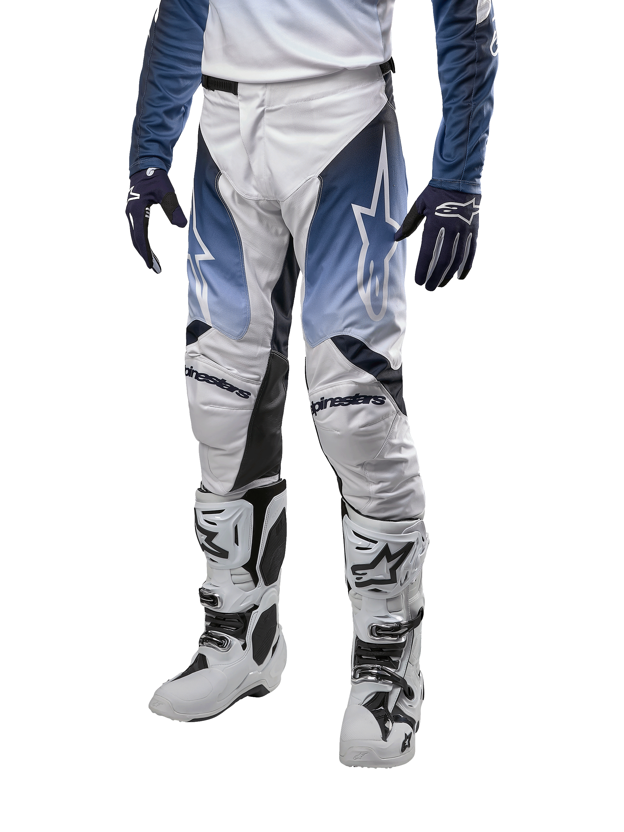 Alpinestars Racer Hoen Pants 2024, pantalones de motocross para hombre, blancos con detalles en azul marino y azul claro, logotipo de Alpinestars en los muslos, mostrados con botas blancas y guantes azul marino, equipamiento de alto rendimiento para todoterreno.
