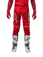 Alpinestars 2024 Racer Hoen Pants, pantalones de motocross, color rojo Mars Burgundy, vista frontal con logotipos plateados de Alpinestars y marca en las rodillas, usados con jersey rojo a juego, guantes rojos y negros y botas blancas de motocross