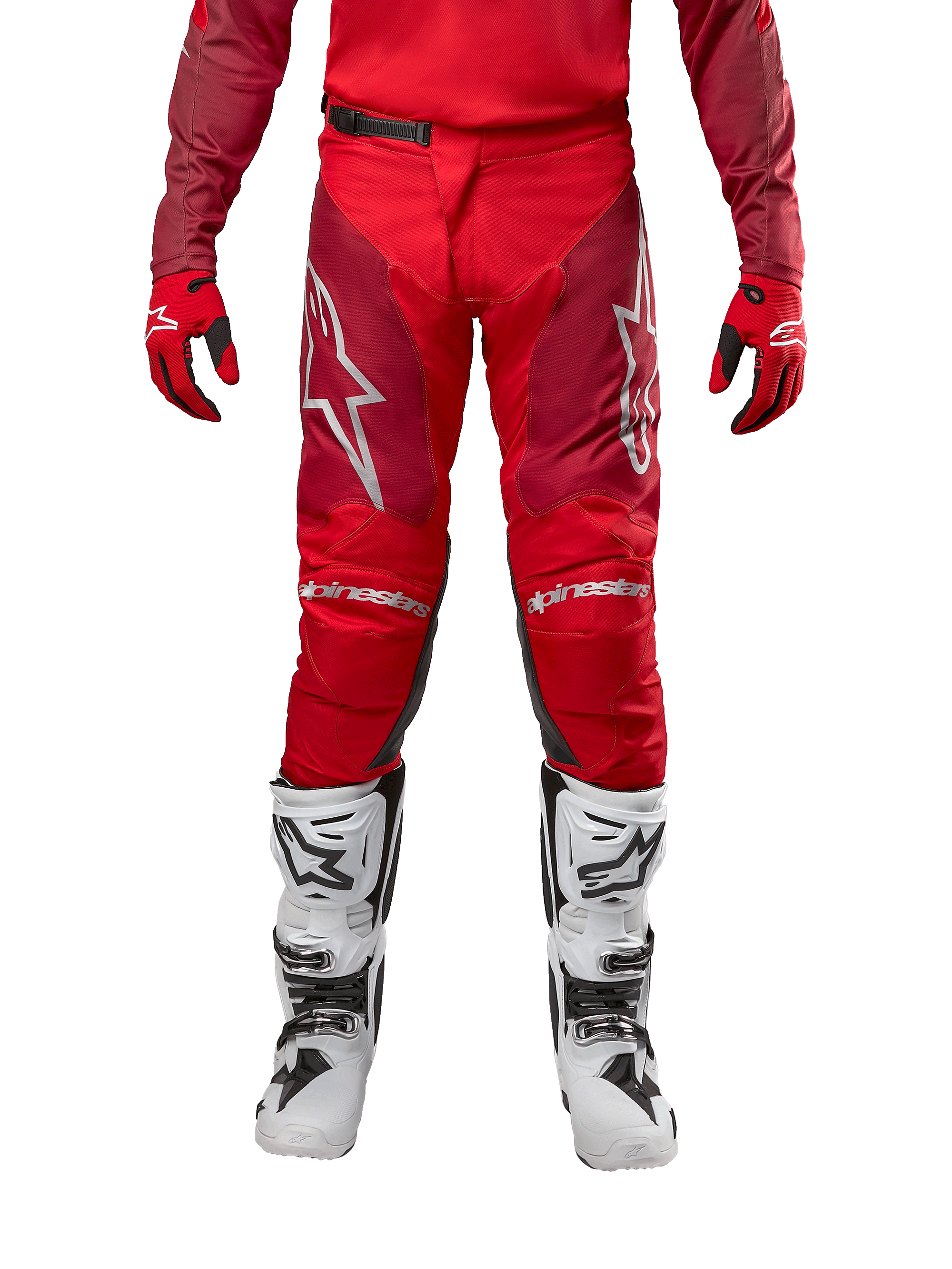Alpinestars 2024 Racer Hoen Pants, pantalones de motocross, color rojo Mars Burgundy, vista frontal con logotipos plateados de Alpinestars y marca en las rodillas, usados con jersey rojo a juego, guantes rojos y negros y botas blancas de motocross