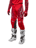 Pantalones Alpinestars Racer Hoen 2024, pantalones de motocross, en rojo marte y granate, combinados con jersey y guantes rojos a juego y botas blancas, con paneles de cuero negro en las rodillas y logotipos blancos, equipo técnico duradero para competiciones todoterreno
