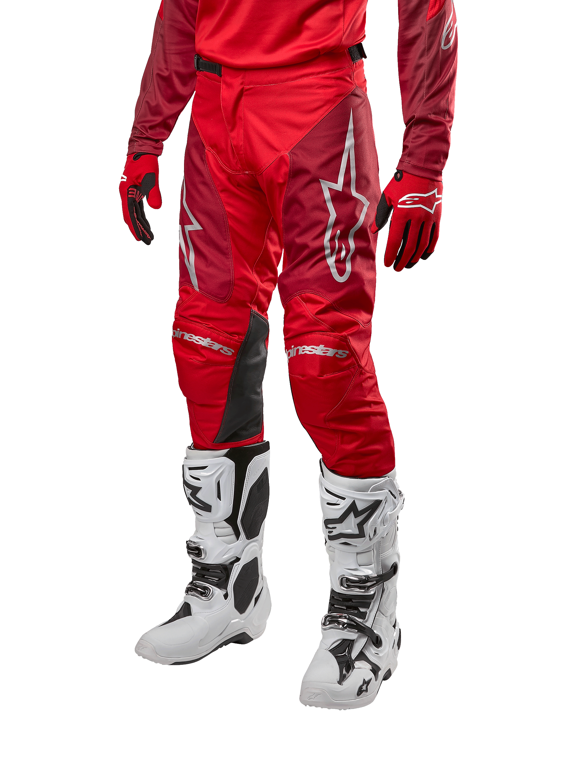 Pantalones Alpinestars Racer Hoen 2024, pantalones de motocross, en rojo marte y granate, combinados con jersey y guantes rojos a juego y botas blancas, con paneles de cuero negro en las rodillas y logotipos blancos, equipo técnico duradero para competiciones todoterreno