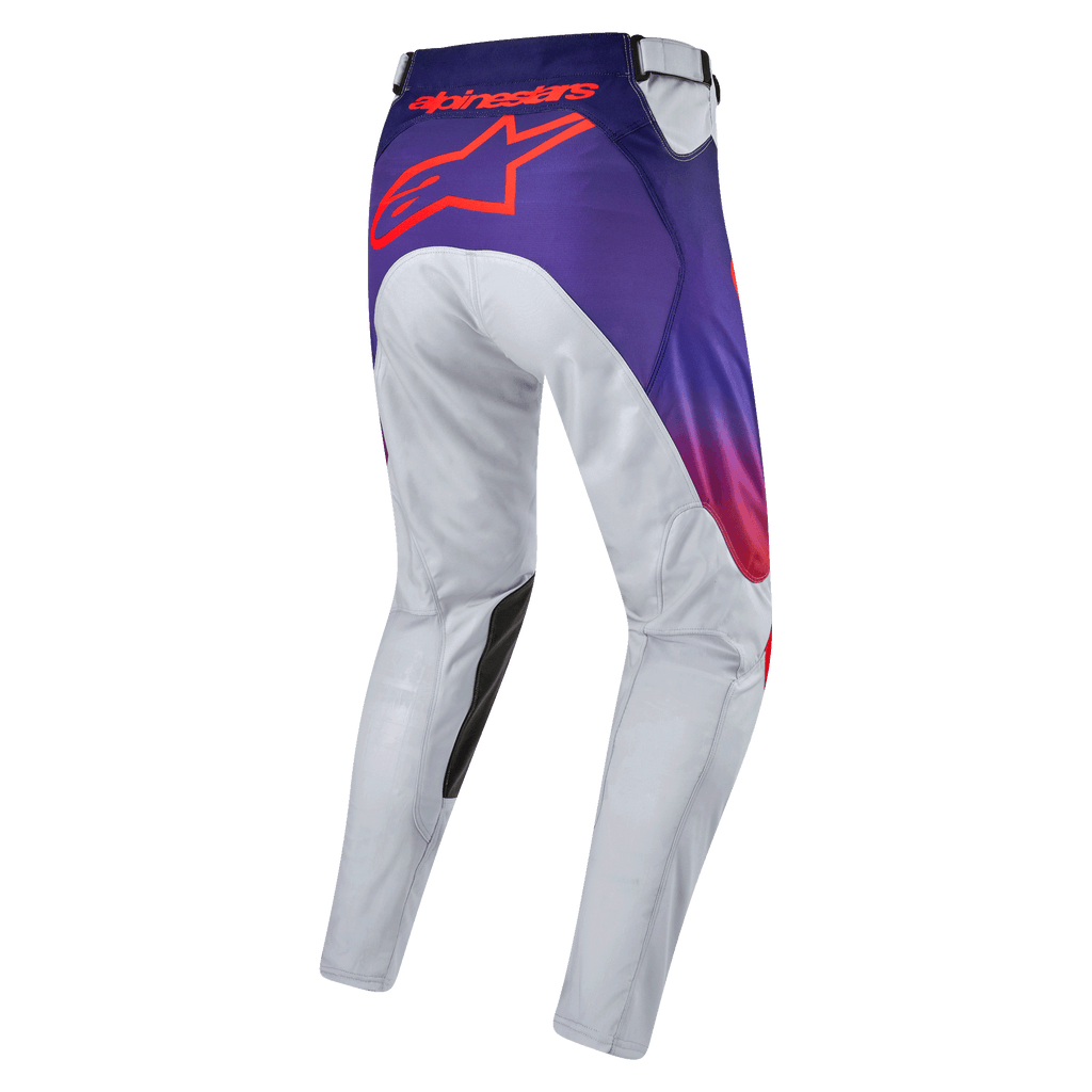 Alpinestars 2024 Racer Hoen Pants, pantalones de motocross para hombre, gris claro con detalles en naranja intenso y negro, vista trasera que destaca el logo en naranja sobre fondo púrpura, diseño ergonómico y material ligero para off-road