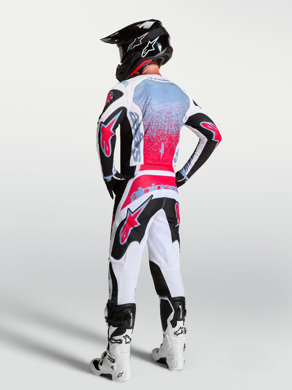 Alpinestars pantalones Fluid Drag, equipo de motocross para hombre, blancos y negros con detalles rojos, vista trasera