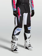 Pantalones Alpinestars Fluid Drag de motocross para hombre, negros y blancos con acentos rojos y azules, diseño ergonómico 3D.