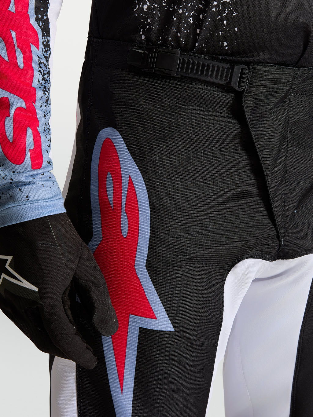 Alpinestars Fluid Drag, pantalones de motocross para hombre, negros y rojos, con cierre de trinquete y logotipo grande.
