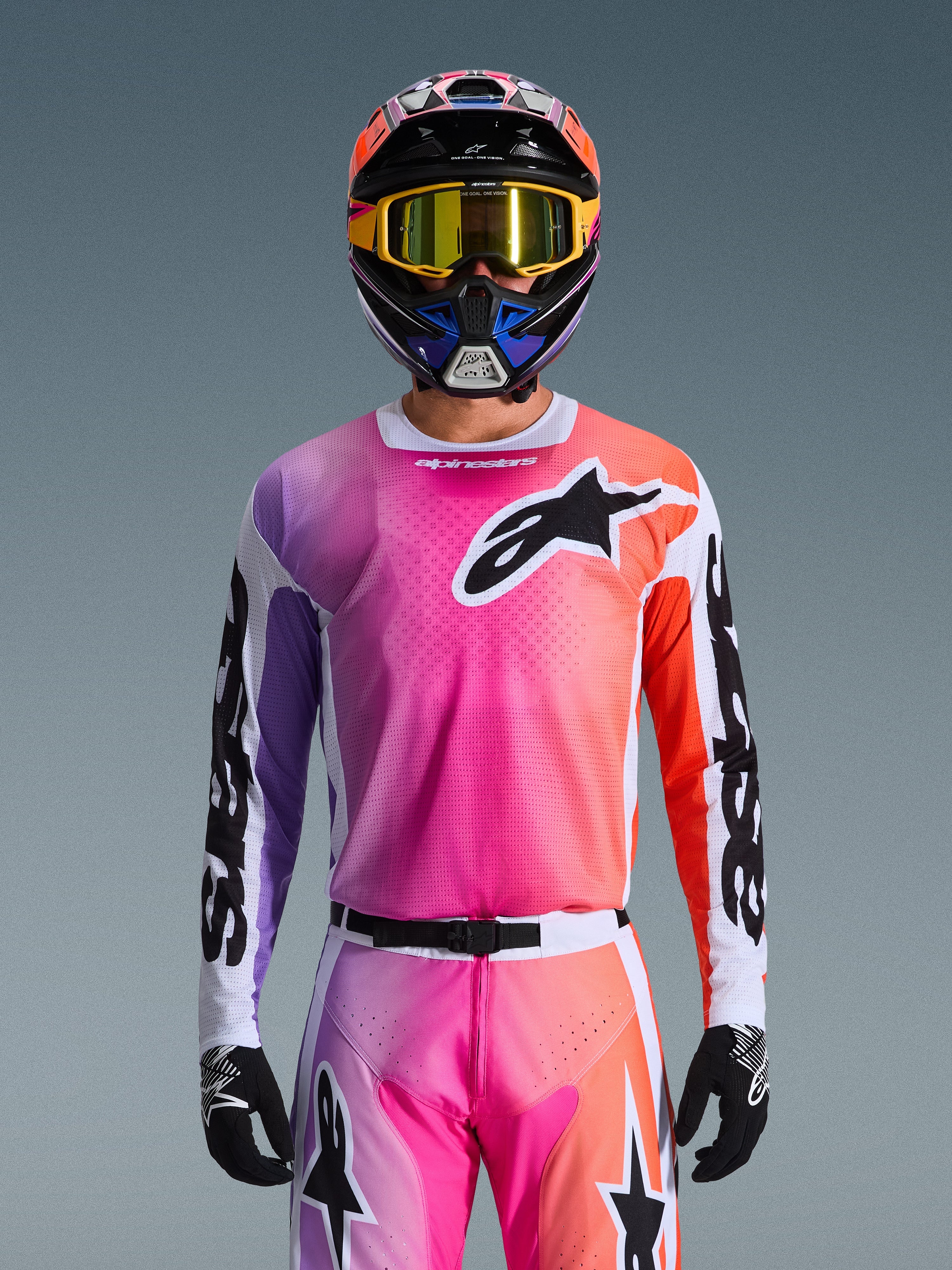 Alpinestars 2026 Racer Air Portl Jersey, jersey de motocross, degradado vibrante en rosa, púrpura y naranja, usado con casco y gafas a juego, con un gran logotipo de estrella negra en el pecho, construcción de malla transpirable, equipamiento de alto rendimiento para carreras off-road