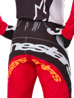Alpinestars Techstar Deep Edición Limitada, pantalones de motocross, negro, blanco y rojo vibrante, con diseño de múltiples paneles, logo Alpinestars en la parte posterior y paneles elásticos en 4 direcciones para rendimiento off-road