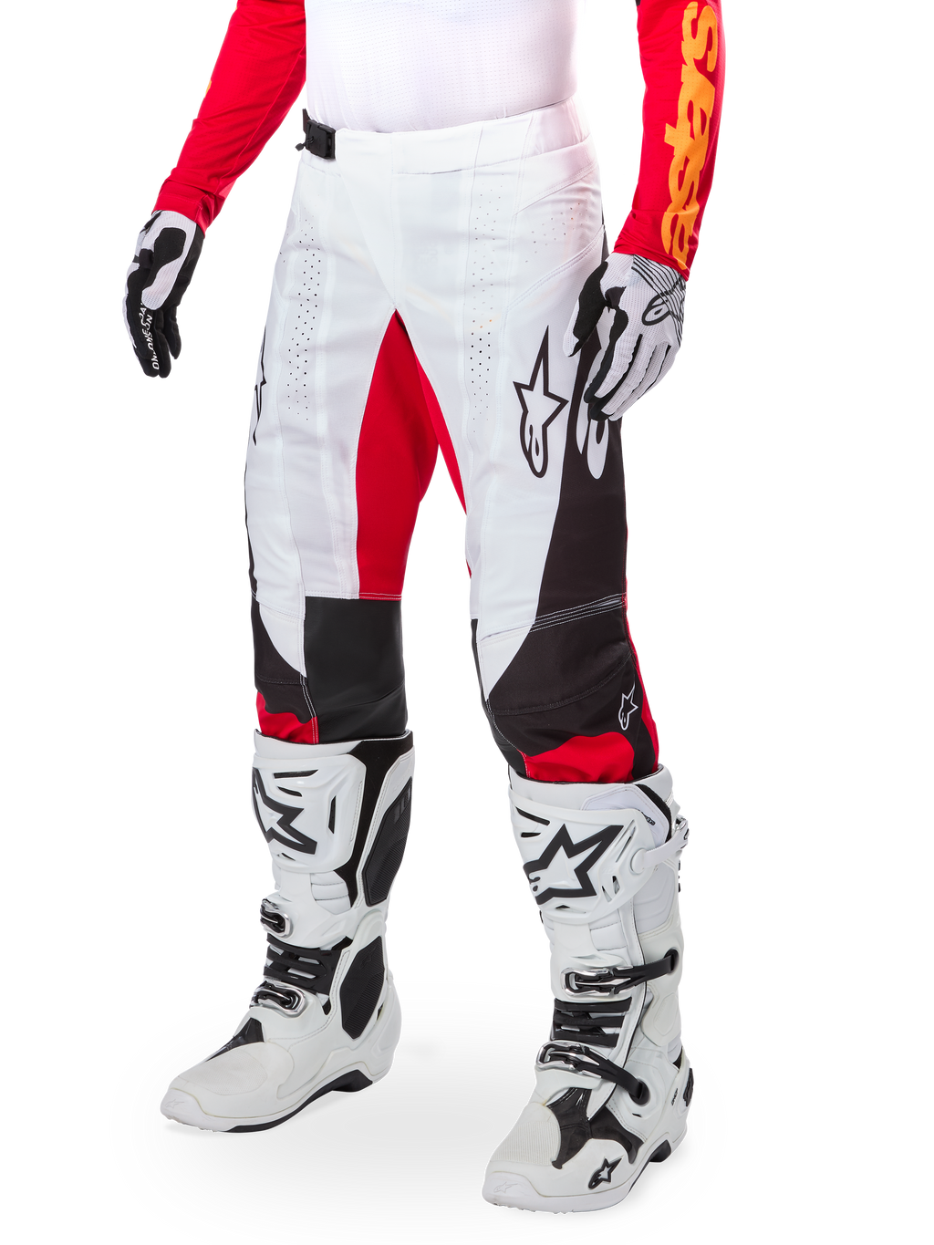 Alpinestars Limited Edition Techstar Deep Pants, pantalones de motocross, blanco, negro y rojo intenso, usados con botas y guantes blancos y negros, con paneles frontales blancos con acentos rojos y detalles laterales en negro, diseñados para carreras todoterreno de alto rendimiento