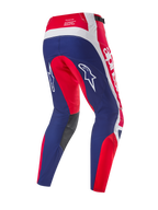Pantalones Alpinestars Techstar Fortitude Edición Limitada, pantalones de motocross, rojo brillante, blanco y azul, vista trasera que destaca los paneles ergonómicos de competición, logotipos de Alpinestars en blanco y paneles interiores de las rodillas en gris oscuro.