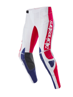 Alpinestars Techstar Fortitude Edición Limitada, pantalones de motocross, rojo brillante, blanco y azul, con una franja roja vertical con la marca Alpinestars, detalles geométricos azules y paneles interiores reforzados en negro en las rodillas para carreras todoterreno