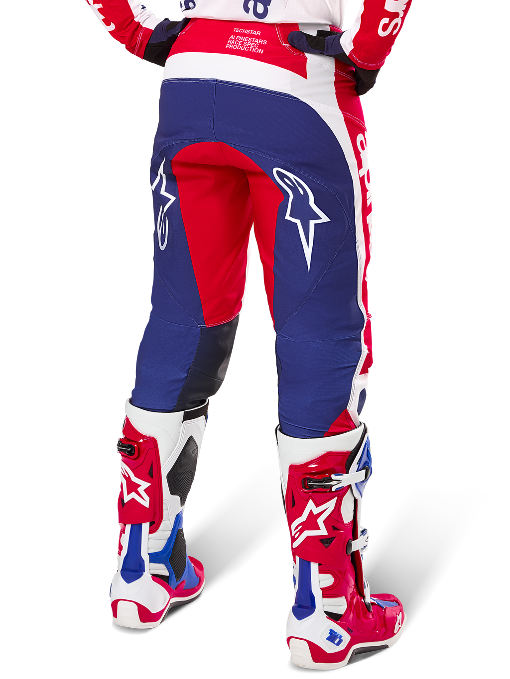 Alpinestars Limited Edition Techstar Fortitude Pants, pantalones de motocross, rojos, blancos y azules, vista trasera con botas rojas y blancas a juego, con logotipos de estrellas blancas en los muslos, diseño duradero de múltiples paneles para carreras profesionales de off-road