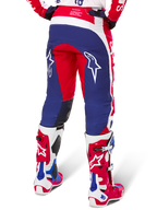 Alpinestars Limited Edition Techstar Fortitude Pants, pantalones de motocross, rojos, blancos y azules, vista trasera con botas rojas y blancas a juego, con logotipos de estrellas blancas en los muslos, diseño duradero de múltiples paneles para carreras profesionales de off-road