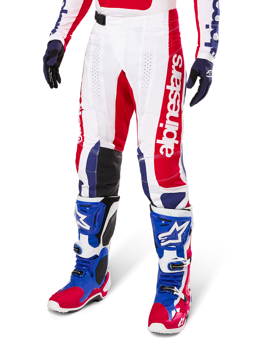 Alpinestars Techstar Fortitude Edición Limitada, pantalones de motocross en rojo brillante, blanco y azul, usados con botas y guantes de off-road a juego, con marca vertical en la pierna, paneles perforados transpirables y secciones de rodilla reforzadas en negro, diseño de ajuste atlético de carrera