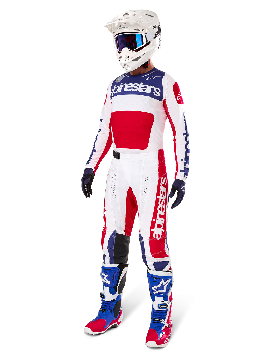 Alpinestars Techstar Fortitude Edición Limitada, pantalones de motocross en rojo, blanco y azul, conjunto completo con jersey a juego, casco blanco, gafas azules y botas azules y rojas, equipamiento profesional para competición off-road