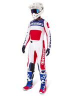 Alpinestars Techstar Fortitude Edición Limitada, pantalones de motocross en rojo, blanco y azul, conjunto completo con jersey a juego, casco blanco, gafas azules y botas azules y rojas, equipamiento profesional para competición off-road