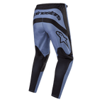 Alpinestars 2024 Fluid Lurv Pants, pantalones de motocross, azul claro y negro, vista trasera que muestra el llamativo logotipo de Alpinestars en la parte posterior y lateral, paneles reforzados negros en el asiento y el interior de las piernas, diseño ergonómico precurvado para un rendimiento todoterreno