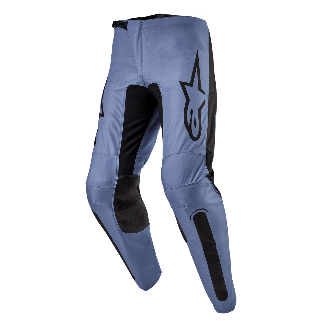 Alpinestars 2024 Fluid Lurv Pants, pantalones de motocross, azul claro y negro, con un gran logotipo negro de Alpinestars en el muslo, paneles internos de las rodillas reforzados en negro y diseño de pierna precurvada ergonómica para conducción fuera de carretera