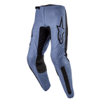 Alpinestars 2024 Fluid Lurv Pants, pantalones de motocross, azul claro y negro, con un gran logotipo negro de Alpinestars en el muslo, paneles internos de las rodillas reforzados en negro y diseño de pierna precurvada ergonómica para conducción fuera de carretera