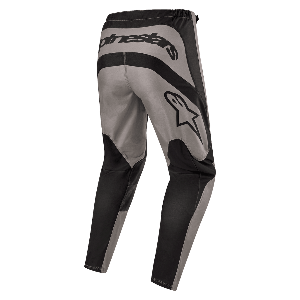 Alpinestars Fluid Lurv 2024, pantalones de motocross, Mud Black, vista trasera que muestra la marca Alpinestars en la parte posterior y el logo de la estrella en el muslo derecho, diseño de paneles en gris y negro con tejido poliéster 600D duradero para conducción fuera de carretera.