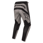 Alpinestars Fluid Lurv 2024, pantalones de motocross, Mud Black, vista trasera que muestra la marca Alpinestars en la parte posterior y el logo de la estrella en el muslo derecho, diseño de paneles en gris y negro con tejido poliéster 600D duradero para conducción fuera de carretera.