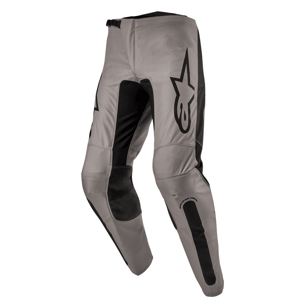 Alpinestars 2024 Fluid Lurv Pants, pantalones de motocross, Mud Black, con un chasis principal en tono canela grisáceo y paneles elásticos negros en el interior de las piernas y las rodillas, logotipo negro prominente de Alpinestars en el muslo, diseño ergonómico precurvado para conducción fuera de carretera